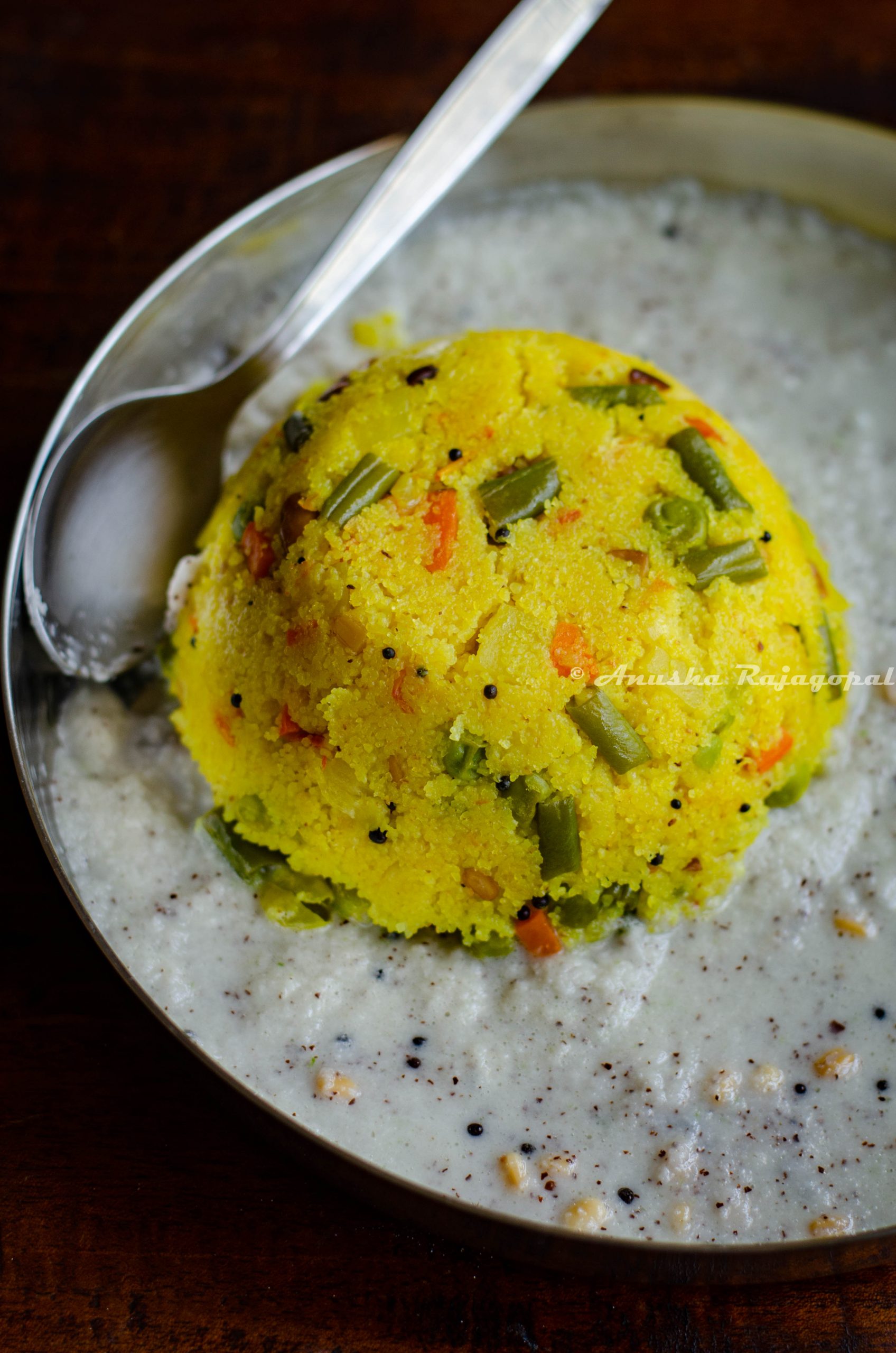 Rava kichdi placed in a pool of coconut chutney