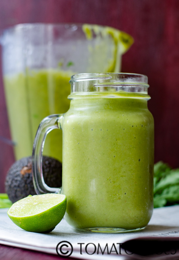 pear arugula and avocado green smoothie