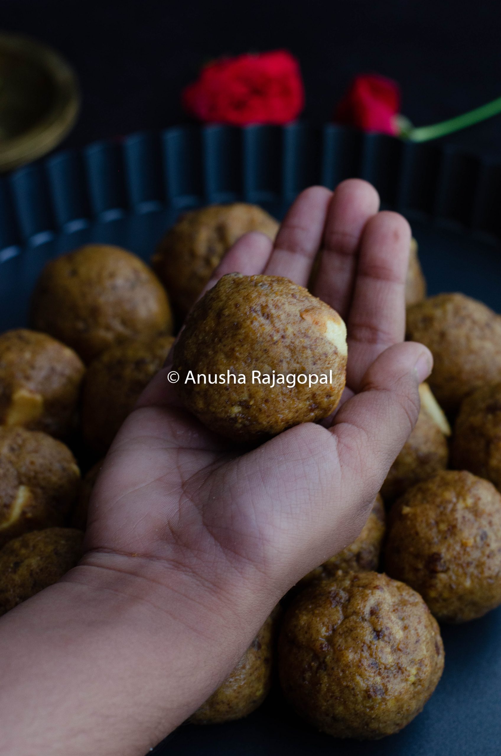 Sattu ke ladoo held in the hand