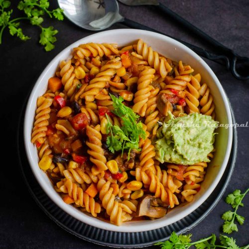 vegetarian-taco-pasta-served-with-guacamole-topping