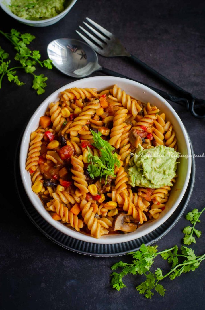 vegetarian-taco-pasta-served-with-guacamole-topping