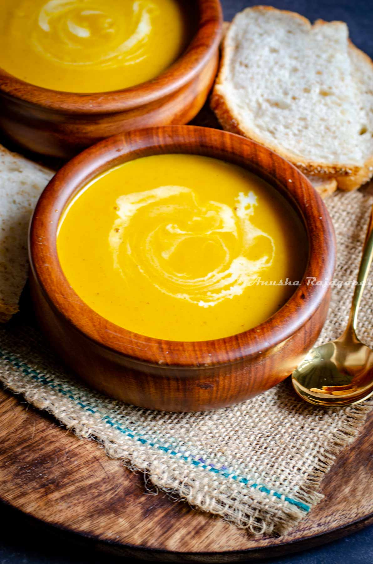 bowls-of-pumpkin-soup-with-bread