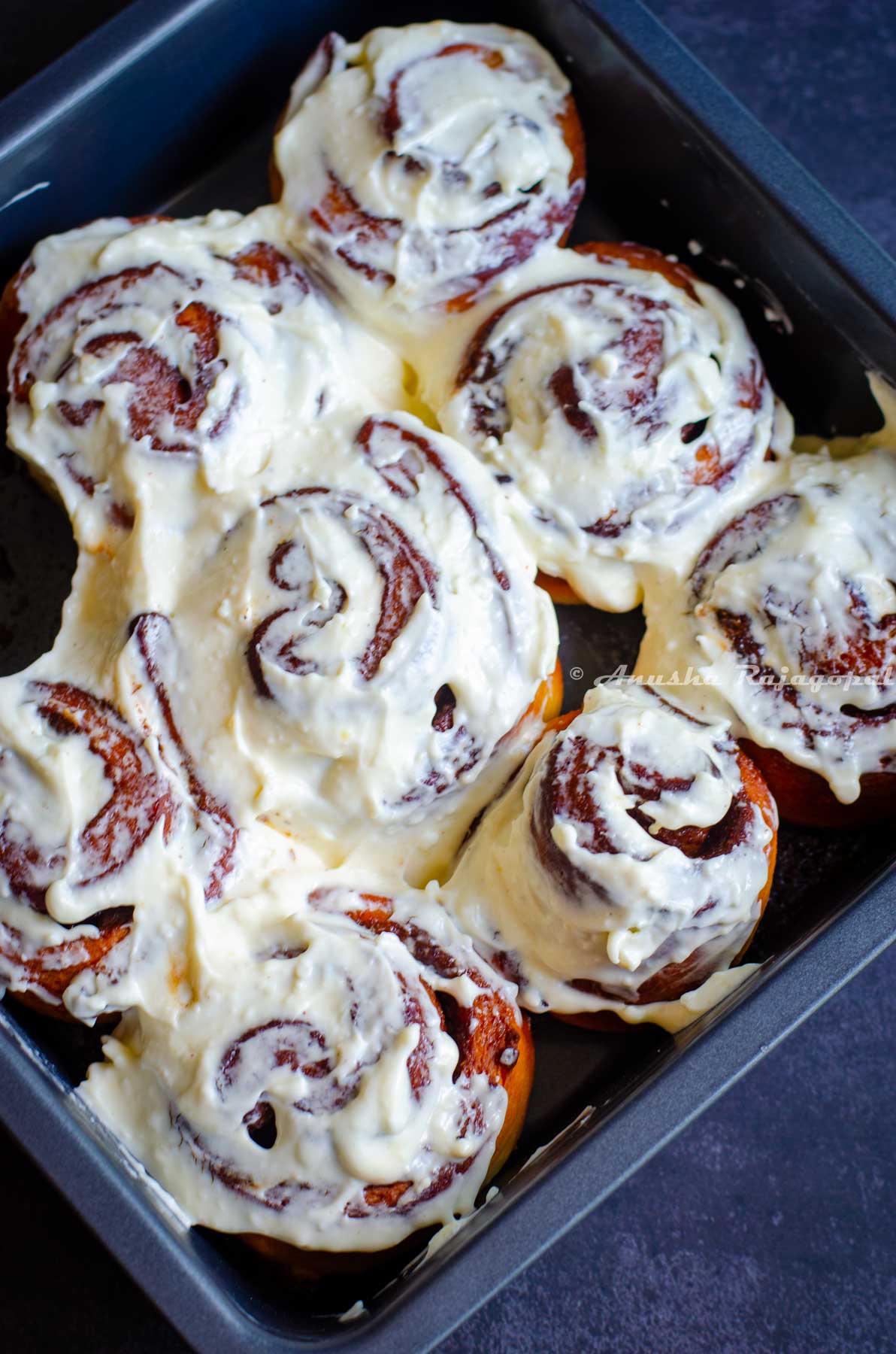 air fryer cinnamon rolls with frosting